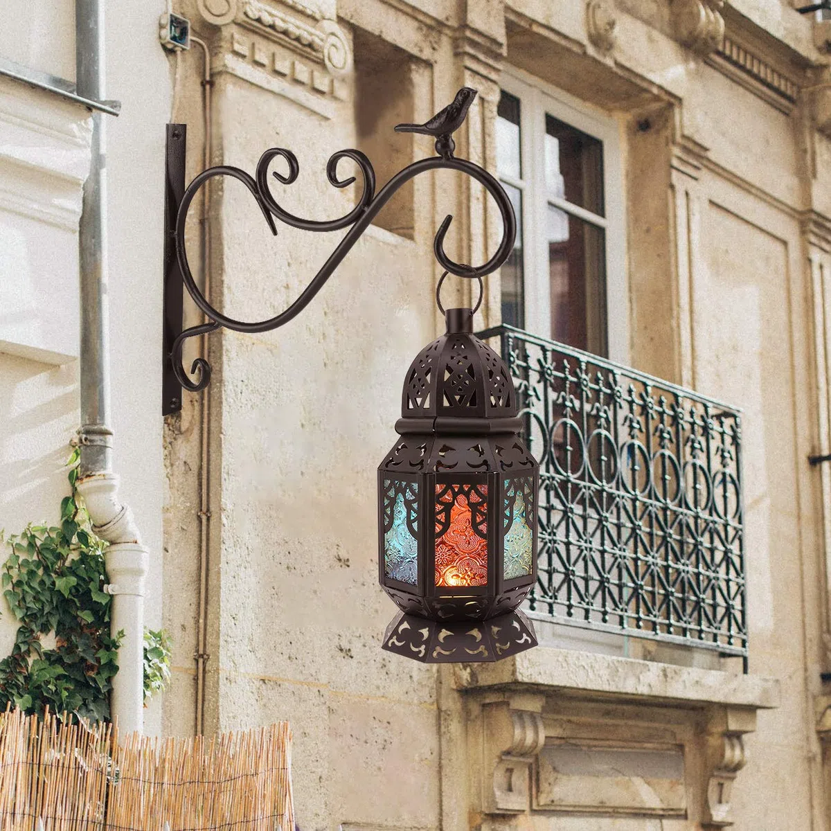Lewondr Porta candela Marocchina in Ferro con Schermata in Vetro Multicolori, Dim 12,6 x 12,5 x 26 cm, Illuminazione Giardino, Lampada Parete Ramadan per Giardino, Balcone - Nero