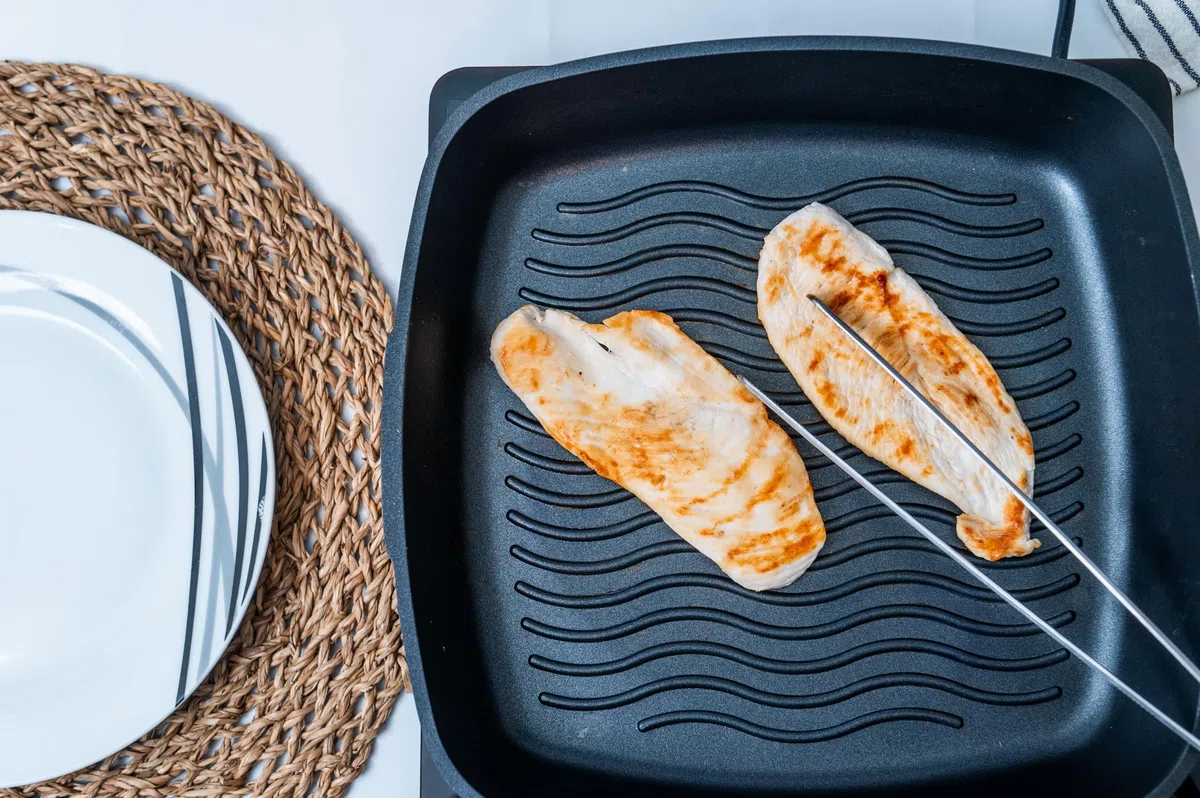 Nerthus FIH 1567 padella grill in alluminio pressofuso con rivestimento antiaderente quantanium adatta a induzione gas e vetroceramica manico ergonomico resistente al calore 28 cm