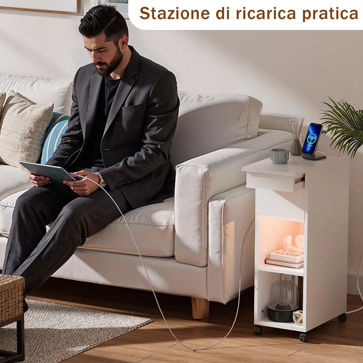 Comodino Stretto con Illuminazione a RGB LED e Stazione di Ricarica, 1 AC 2 USB Comodini con 2 Scomparti Aperti e 1 Ripiano Estraibile, 4 Rotelle, Soggiorno Studio, Moderno Bianco 25cm