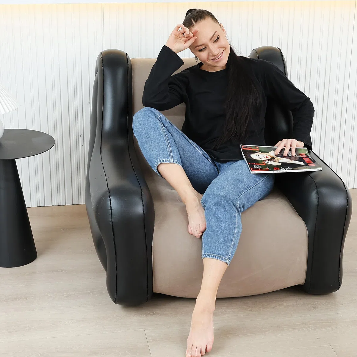 LONEEDY Sedia gonfiabile bicolore con braccioli, seduta gonfiabile, per sala giochi, campeggio, giardino, in morbido tessuto felpato, per adulti e bambini (cachi)
