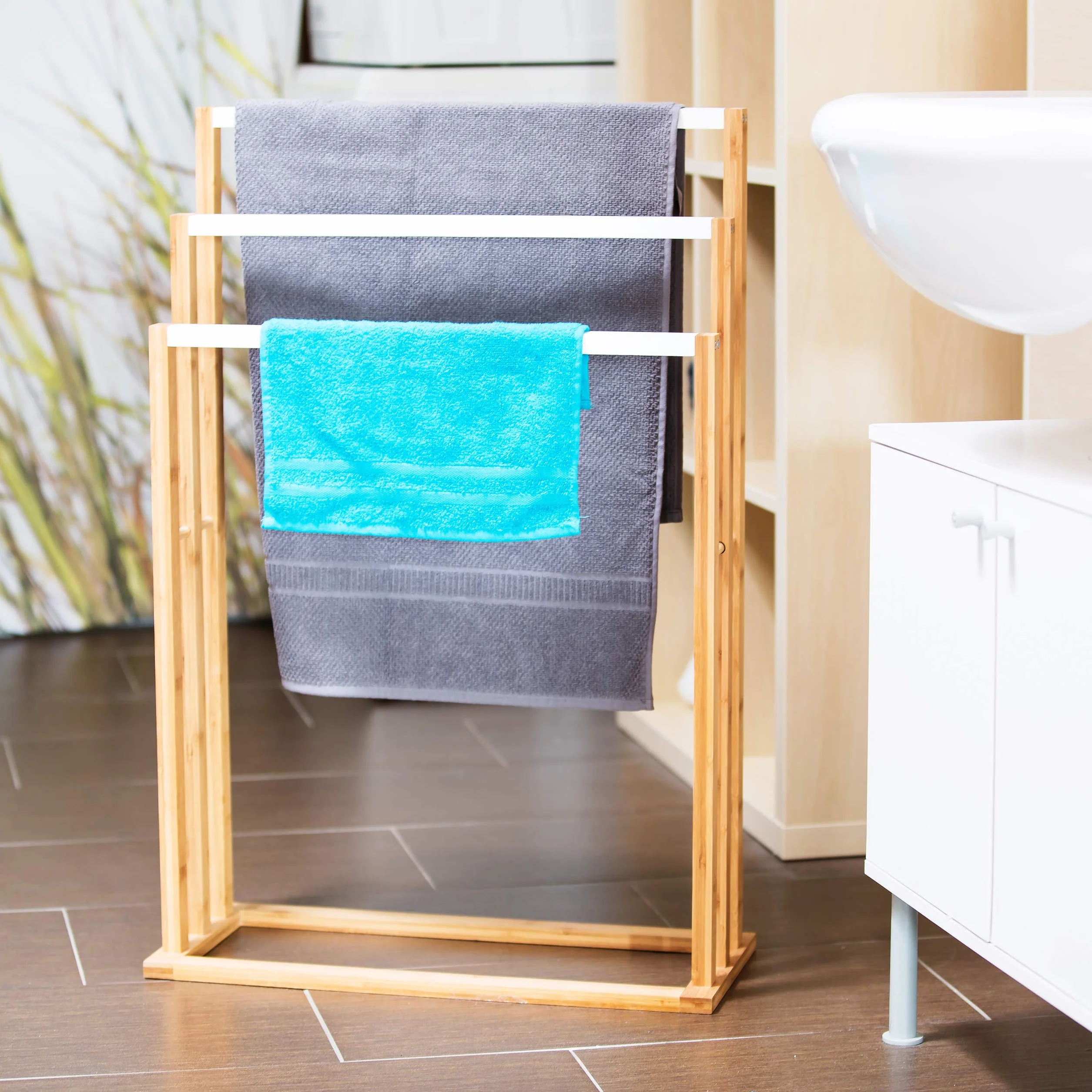 Relaxdays Porta Asciugamani da Terra in Bambù, HLP: 82 x 54 x 24 cm, Portasciugamani da Pavimento Autoportante, Marrone