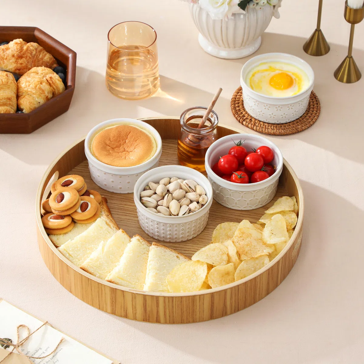 MALACASA Set di 4 Pirottini per Soufflé 180 ml con Coperchio, Ø 10,1 x 5,1 cm, Ciotoline e Stampini Rotondi da Forno in Porcellana per Dolci, Soufflé, Merenda e Snack, Bianchi, Adatti a Lavastoviglie