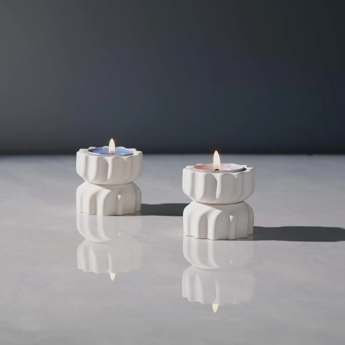 Set di 2 portacandele votivi in cemento con una torsione; portacandele decorativo in cemento per caffè o tavolo da pranzo; 5 x 5,3 cm