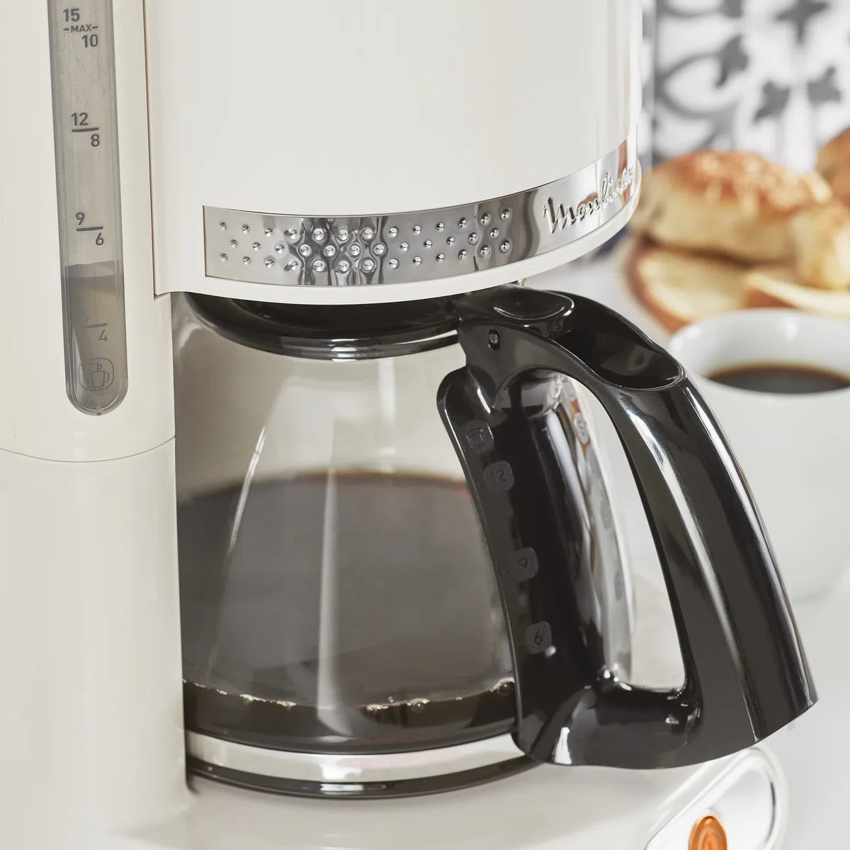 Moulinex FG381 FCM Soleil Macchina da Caffè Americano, Capacità di 1,25 L fino a 15 Tazze di Caffè, Supporto Filtro Girevole, Sistema Anti Gocciolamento, Spegnimento Automatico, Mantenimento in Caldo