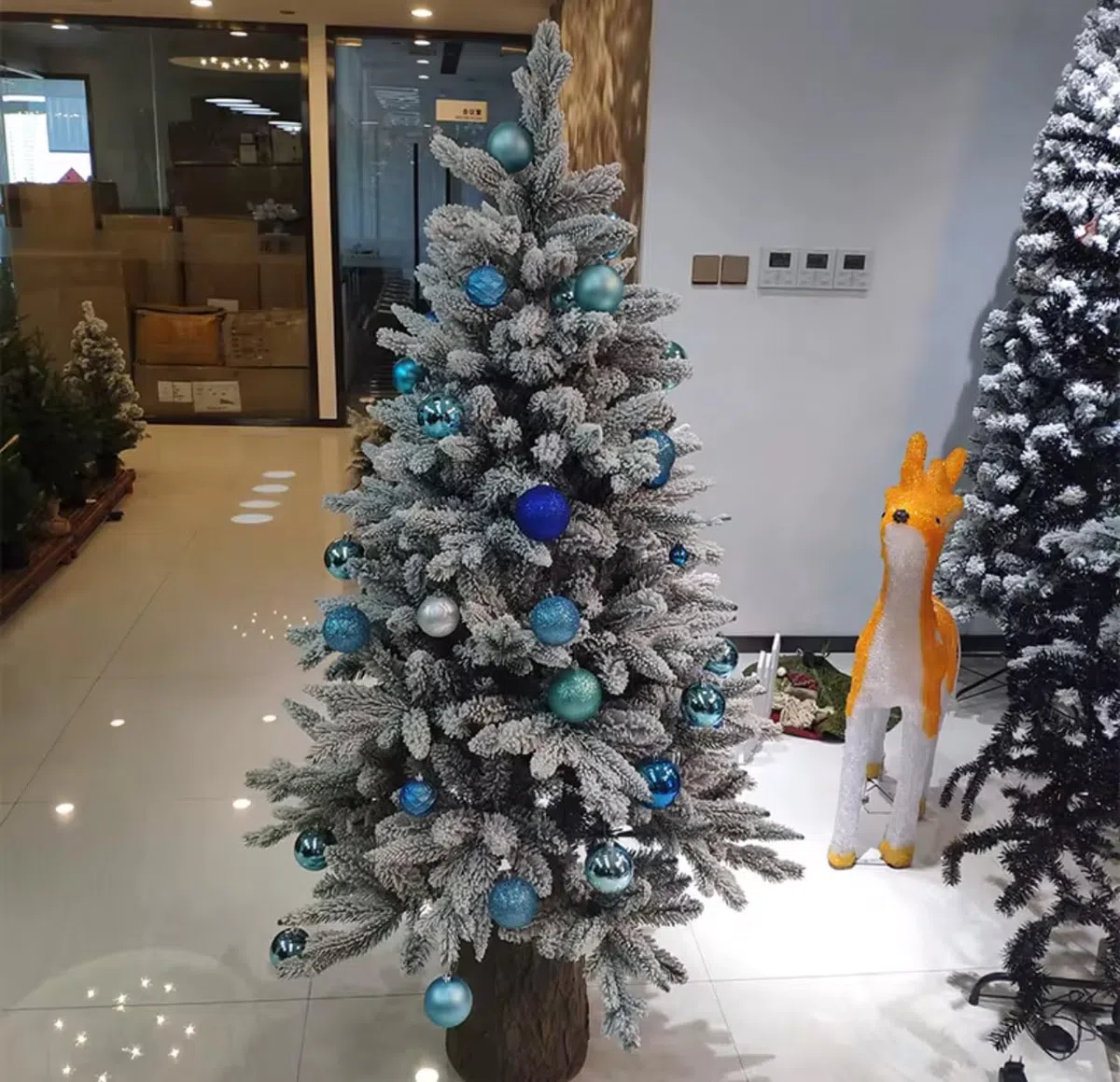 Base effetto legno per Albero di Natale -tronco albero – Supporto Decorativo Effetto Legno Naturale, Robusto e Stabile per Alberi fino a 210 cm, 32x22x22