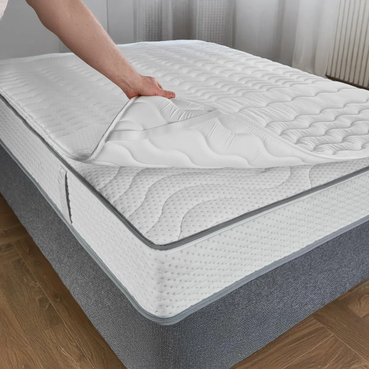 Coprimaterasso alto 2,5 cm, schiuma comfort a 7 zone, bianco, antiscivolo con angoli elastici (100 x 200 cm)