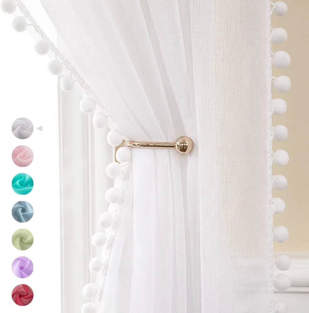 MIULEE Tenda in voile bianco con sfera di peluche, decorazione per camera da letto, soggiorno, set di 2 (2 x 140 x 225 cm), tende per finestre interne con passante, tende con pompon per camera da