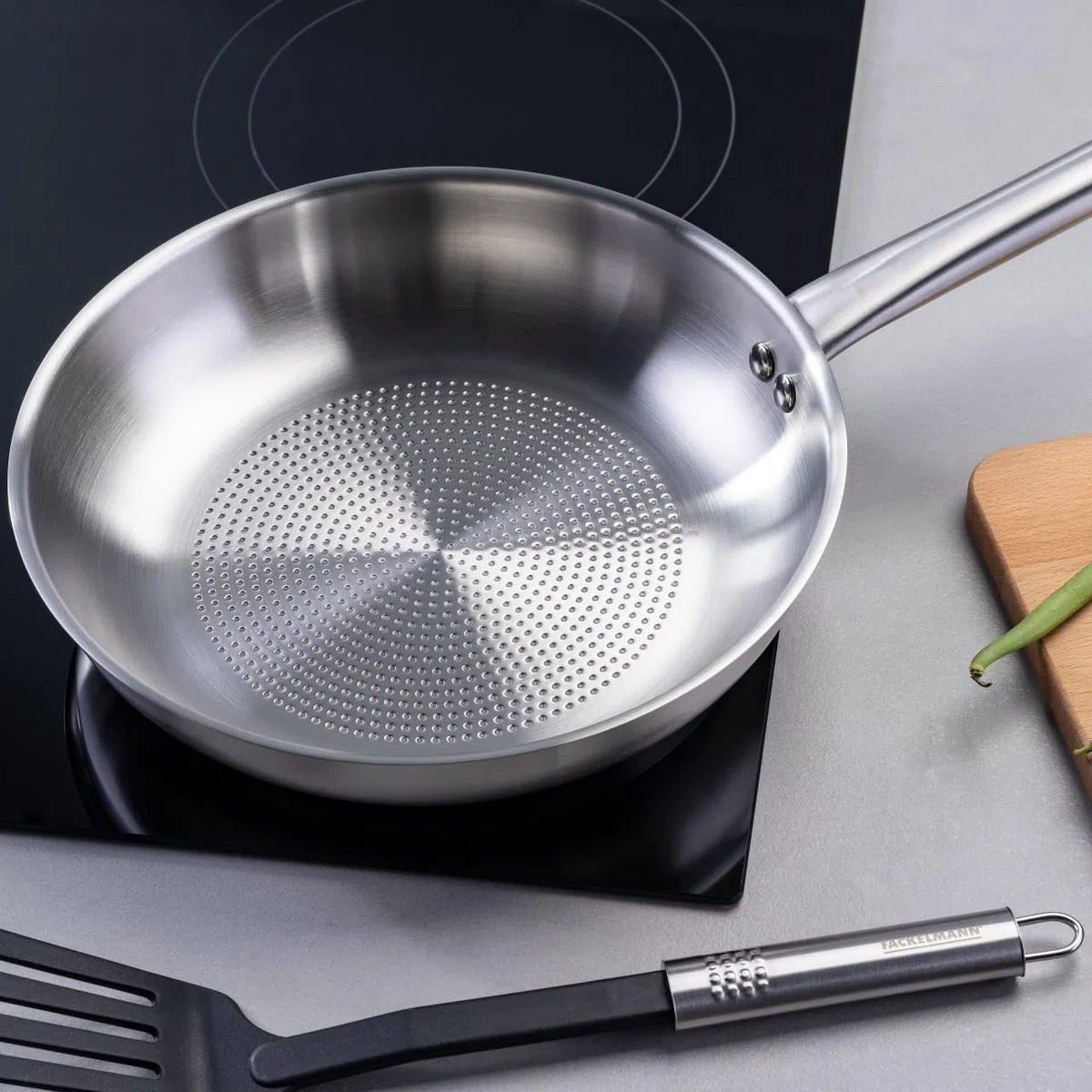 Fackelmann Padella Trimetallo Professionale Ø24 cm – Cottura Induzione e Tutti i Piani – Fondo Micro Strutturato per Cucina Sana e Croccante – Lavabile in Lavastoviglie – Linea Oval