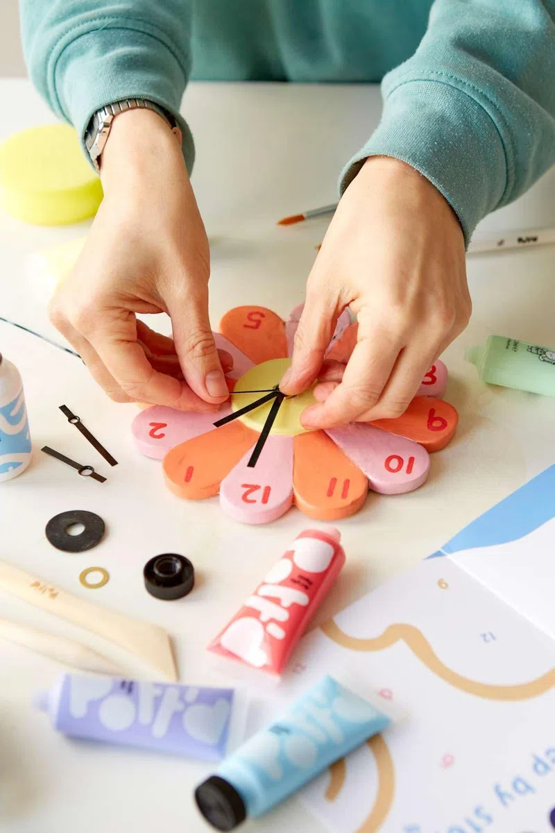 Pott'd Kit Crea-un-Orologio per Principianti Adulti - Realizza la Tua Orologio da Parete e da Scrivania con Argilla ad Asciugatura all'Aria, Utensili, Colori Acrilici e Batterie