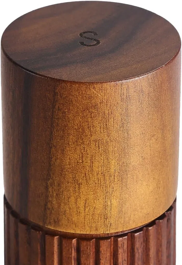 Set Macina Sale e Pepe in Legno di Acacia con Macina in Ceramica – Macinini Manuali con Design Antiscivolo e Coperchi S&P, 16,5 cm (Con Sottobicchiere)