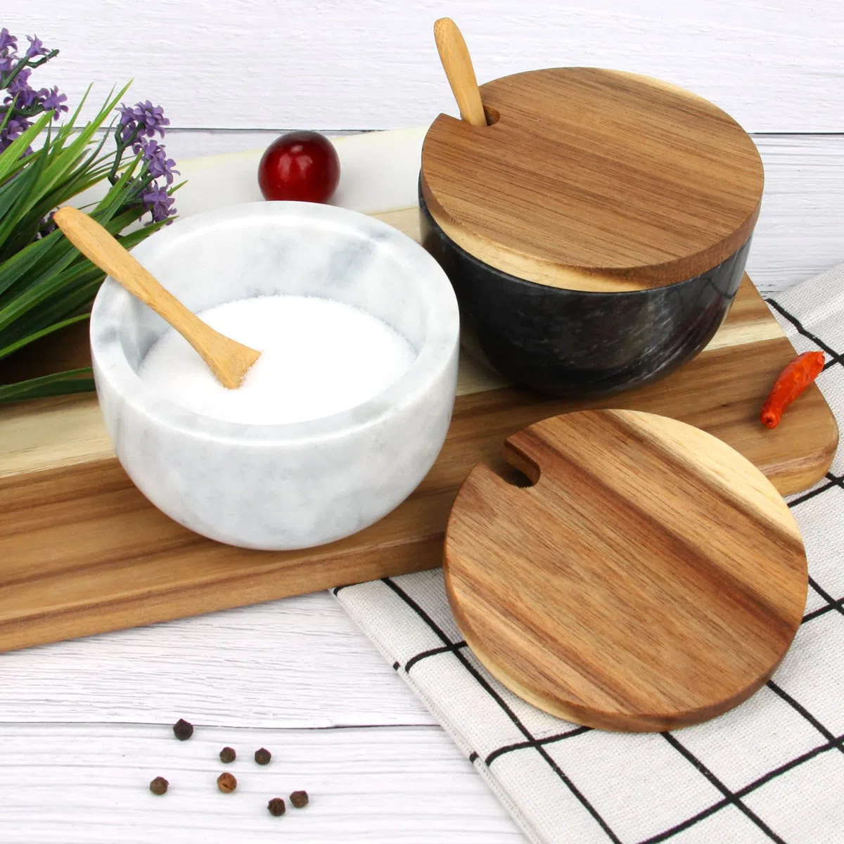 Saliera in Marmo con Coperchio Cucchiaio in Legno, Portasale Pepiera Contenitore Moderno per Spezie, Sale o Pepe, Zucchero, Barattolo di Stoccaggio per la Cucina (Ciotola Bianca)