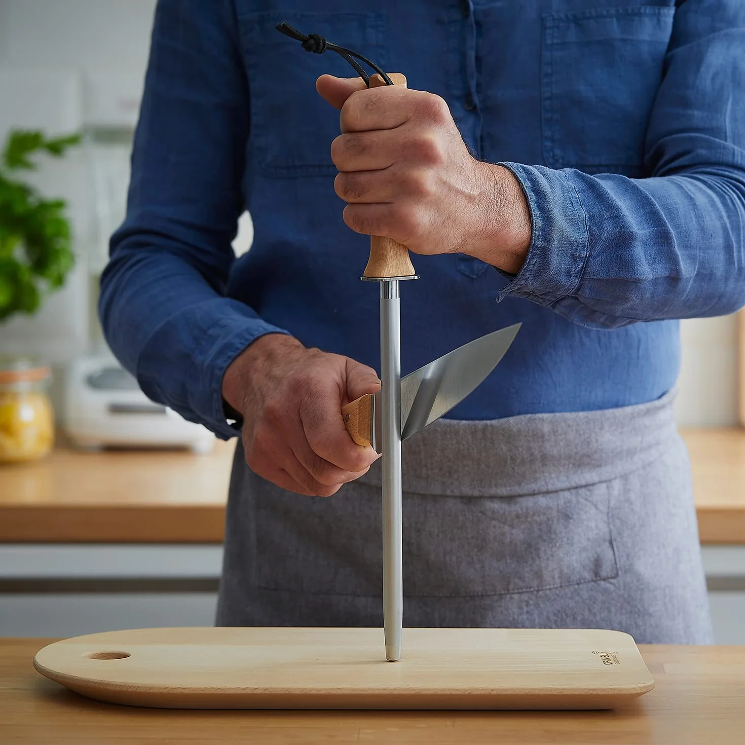 Opinel - Affilatore per Coltelli Rivestito in Acciaio - Ø 13 mm, Lunghezza 25 cm - Affilatura di Coltelli da Cucina - Manico in Faggio, Cintura in Pelle - Fabbricazione Francese