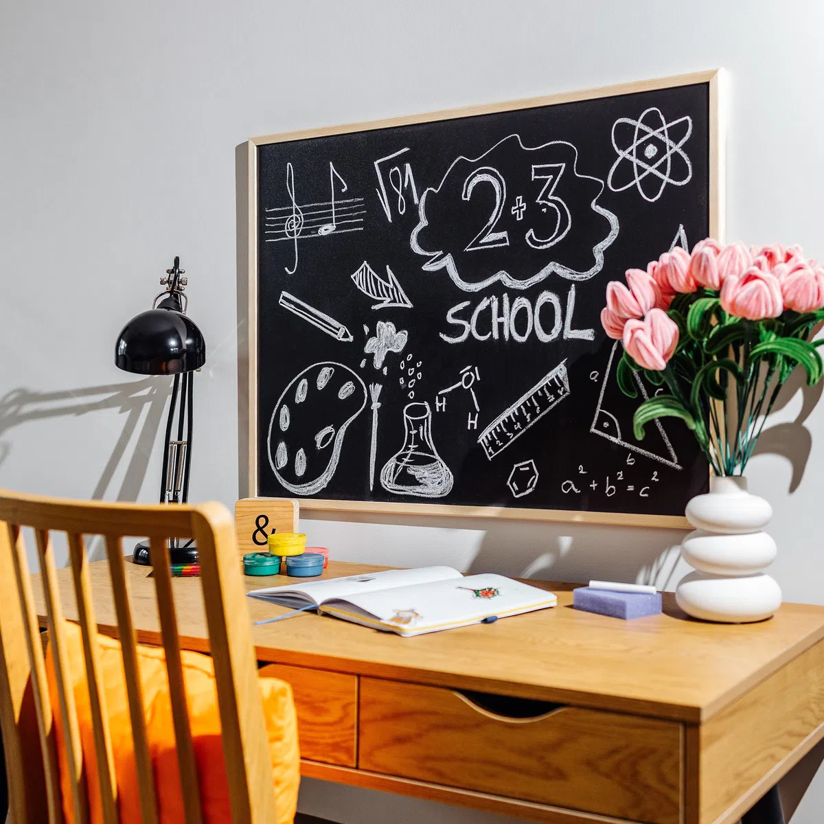 Creative Home Magnetica Lavagna per Gesso 80 x 60 cm (+/- 2) | Lavagna da Parete Nera con Cornice Legno | Bacheca Parete Gessetti - Lavagna Cancellabile | per Scuola, Casa, Ufficio, Cucina per Bambini