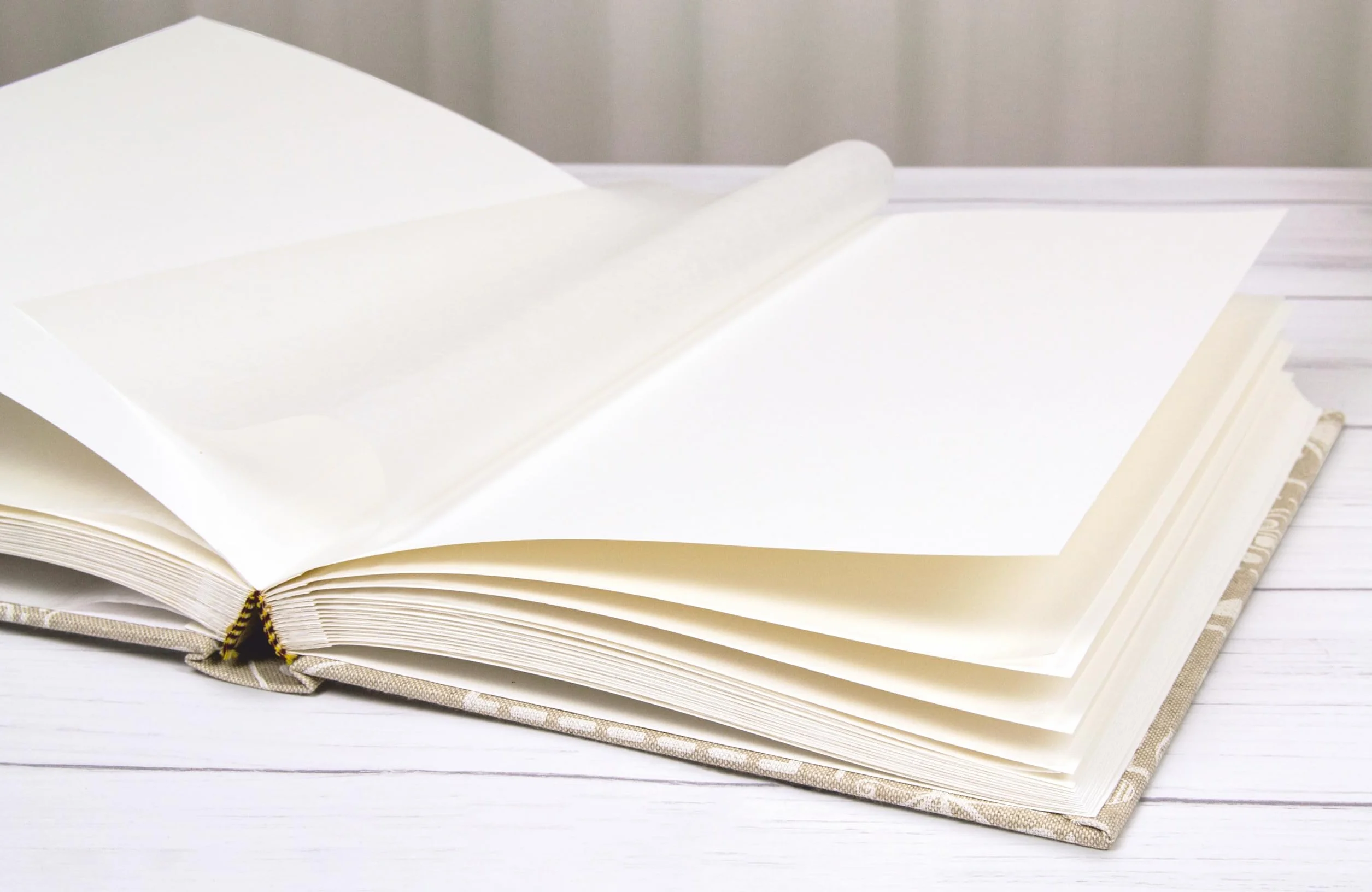 Album Fotografico 31x31/40fg (80 pagine) in cartoncino intervallato da velina Copertina in Carta Stampata con rifinitura plastificata Opaca, Rose e Fedi