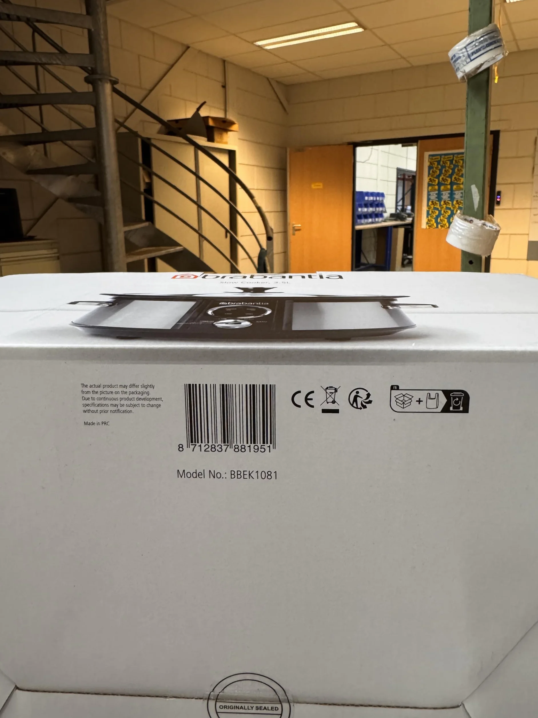 Brabantia BBEK1081 Pentola a cottura lenta - 3,5 Litri - 180 Watt - Pentola interna removibile - Coperchio in vetro - Schermo LED - 3 impostazioni di temperatura - Funzione mantenimento caldo