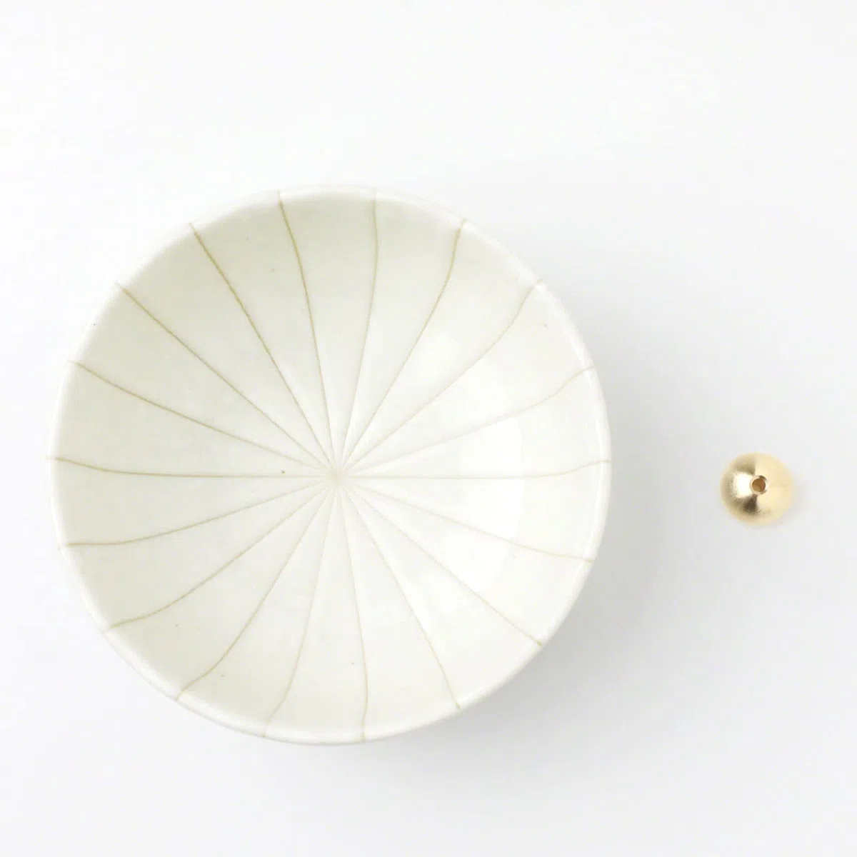 Asayu Japan Porta Incenso a Fiore di Loto per Bastoncini con Cattura Ceneri in Ceramica e Bruciatore di Incenso in Ottone, Fatto in Giappone - Fiore di Loto Bianca