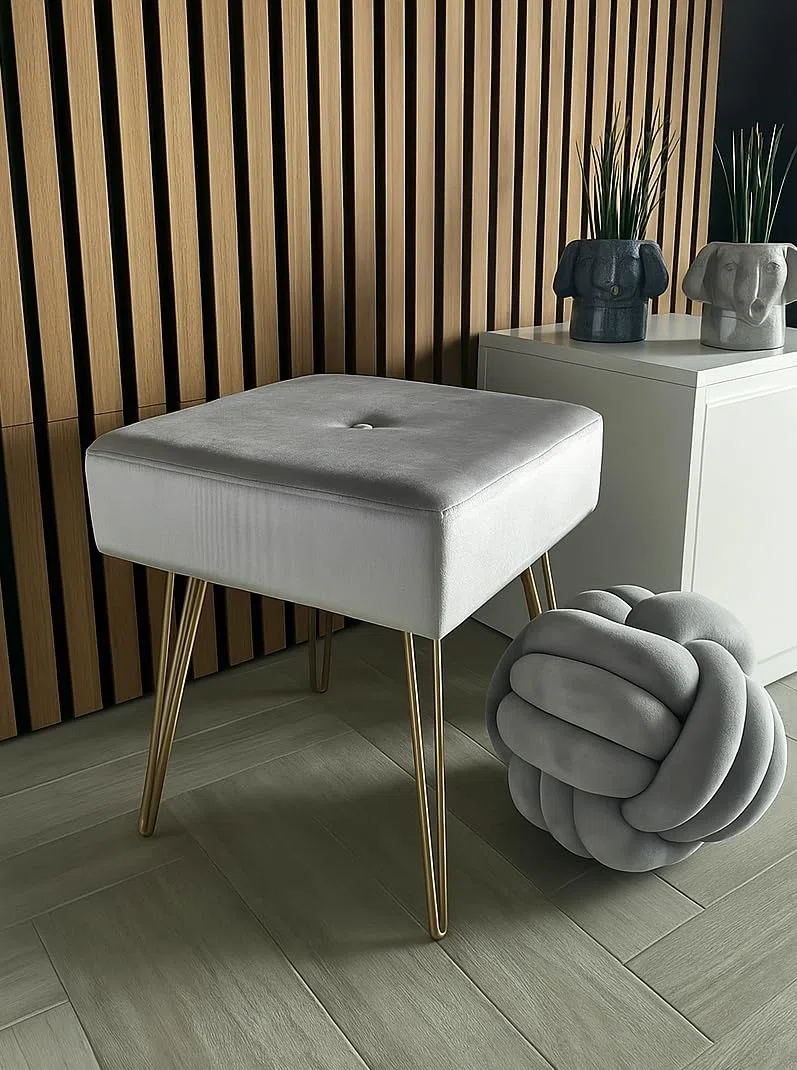 Pouf Sgabello Poggiapiedi Moderno in Velluto con Gambe in Metallo Dorato – Seduta Decorativa per Camera da Letto, Salotto o Ingresso. Grigio, Beige, Marrone, Rosa (Grigio chiaro)