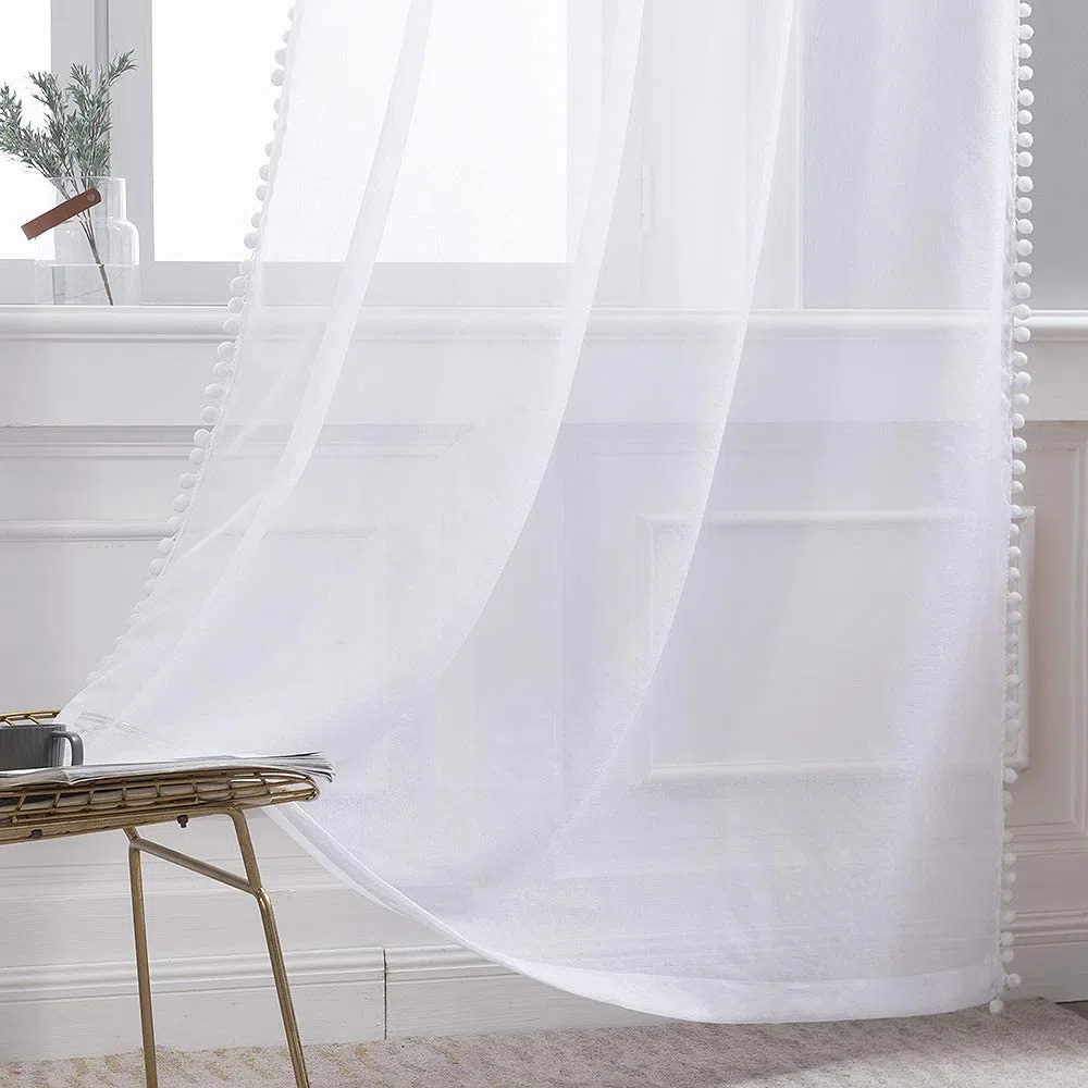 MIULEE Tenda in voile bianco con sfera di peluche, decorazione per camera da letto, soggiorno, set di 2 (2 x 140 x 225 cm), tende per finestre interne con passante, tende con pompon per camera da
