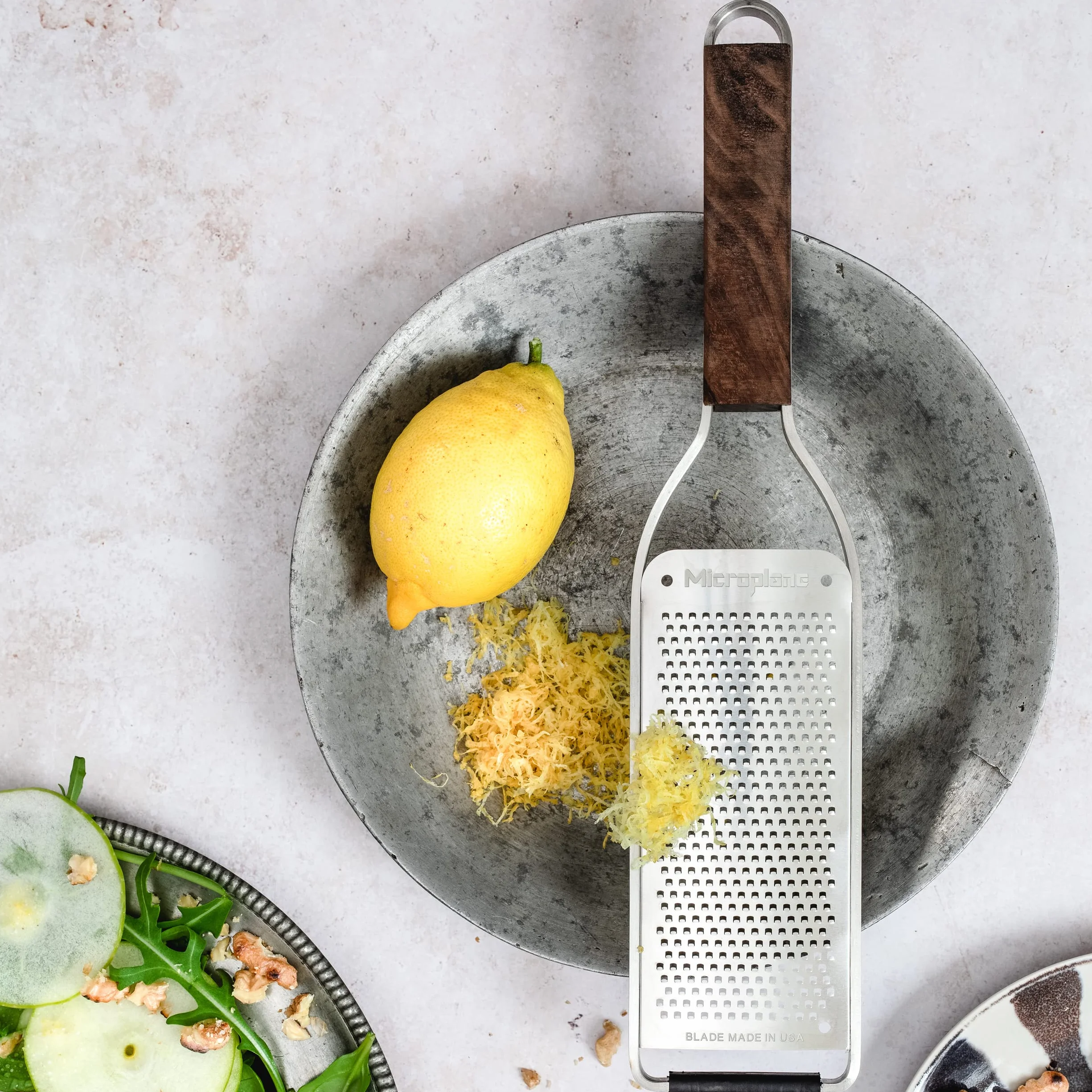 Microplane Grattugia Lama fine per Formaggio a Pasta Dura, Agrumi, Aglio, Peperoncini, Cannella e Noce Moscata con Manico in Legno di Noce e Lame in Acciaio Inossidabile – Made in USA