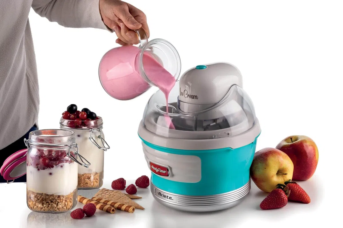 Ariete 643 Ice Cream Maker Party Time, Macchina per fare il gelato, 12W, Capacità 1,5 L, Spatola di miscelazione, Tempo preparazione 30 minuti, Coperchio per aggiunta ingredienti, Azzurro