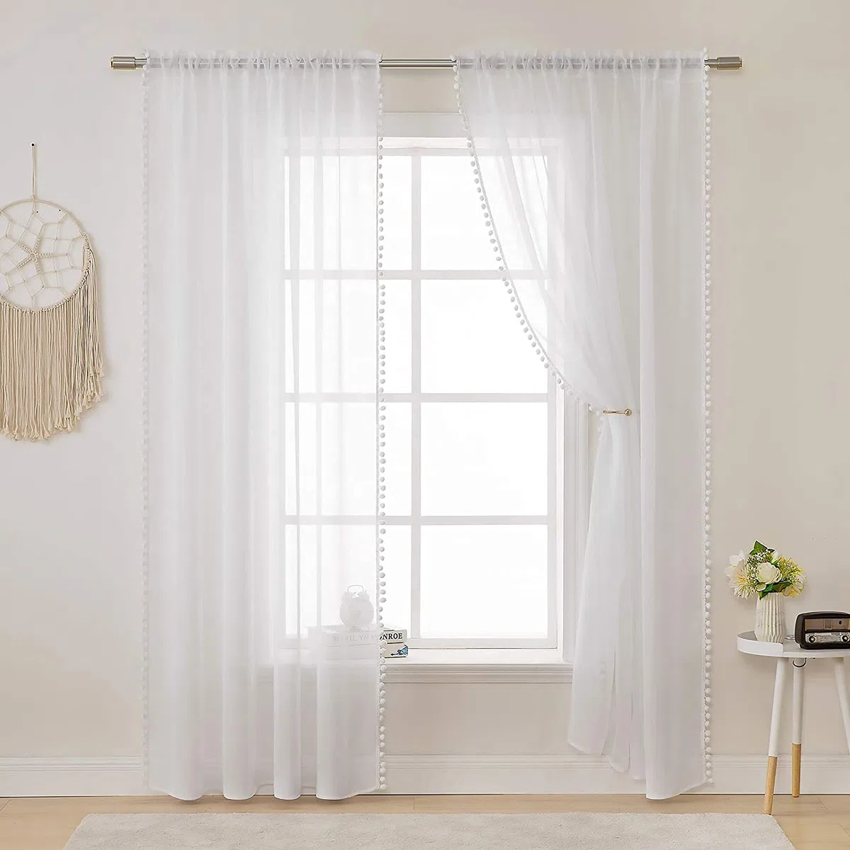 MIULEE Tenda in voile bianco con sfera di peluche, decorazione per camera da letto, soggiorno, set di 2 (2 x 140 x 225 cm), tende per finestre interne con passante, tende con pompon per camera da