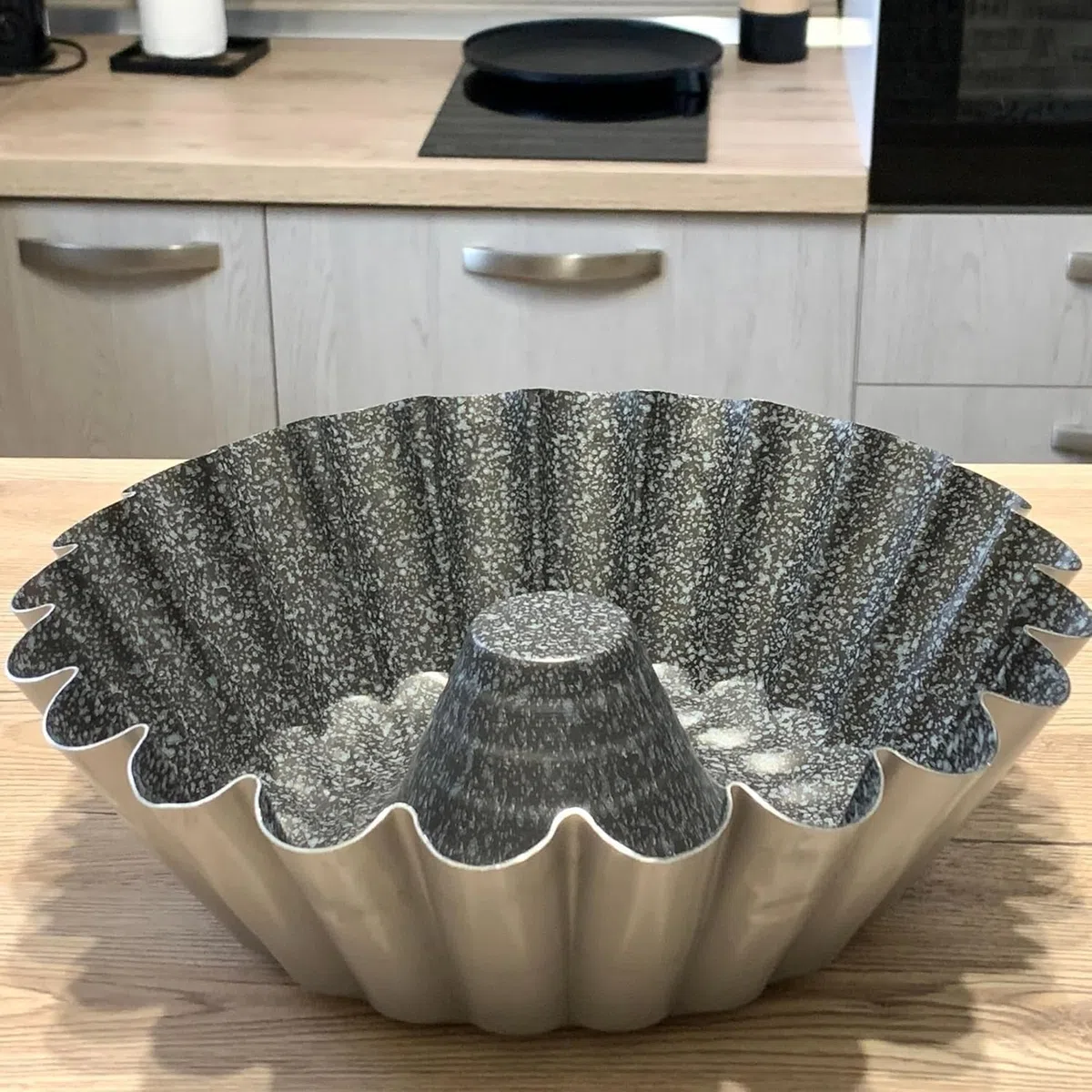 KORAT Stampo Da Forno In Alluminio Ruoto Forma Baba' Con Cono Centrale Ruoto Tradizionale per Casatiello Napoletano Dolce e Salato Rivestimento Effetto Pietra, Torta di Pasqua, Ruoto Dolci (28 cm)