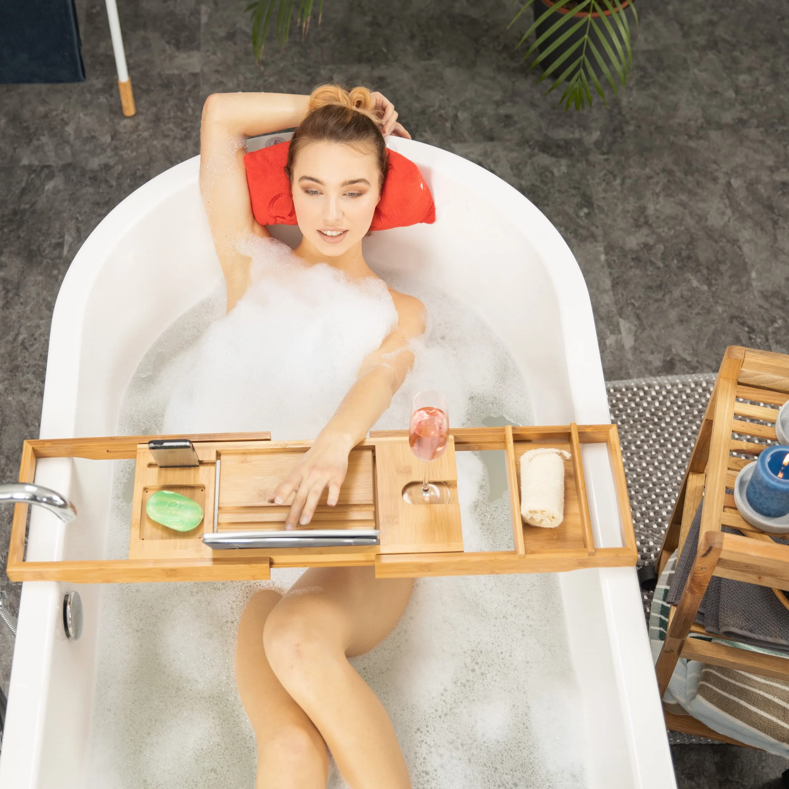 Relaxdays 10022179 Vassoio per Vasca da Bagno con Leggio e Porta-Bicchiere, Allungabile, HxLxP: 19x107,5x23 cm, Marrone Chiaro