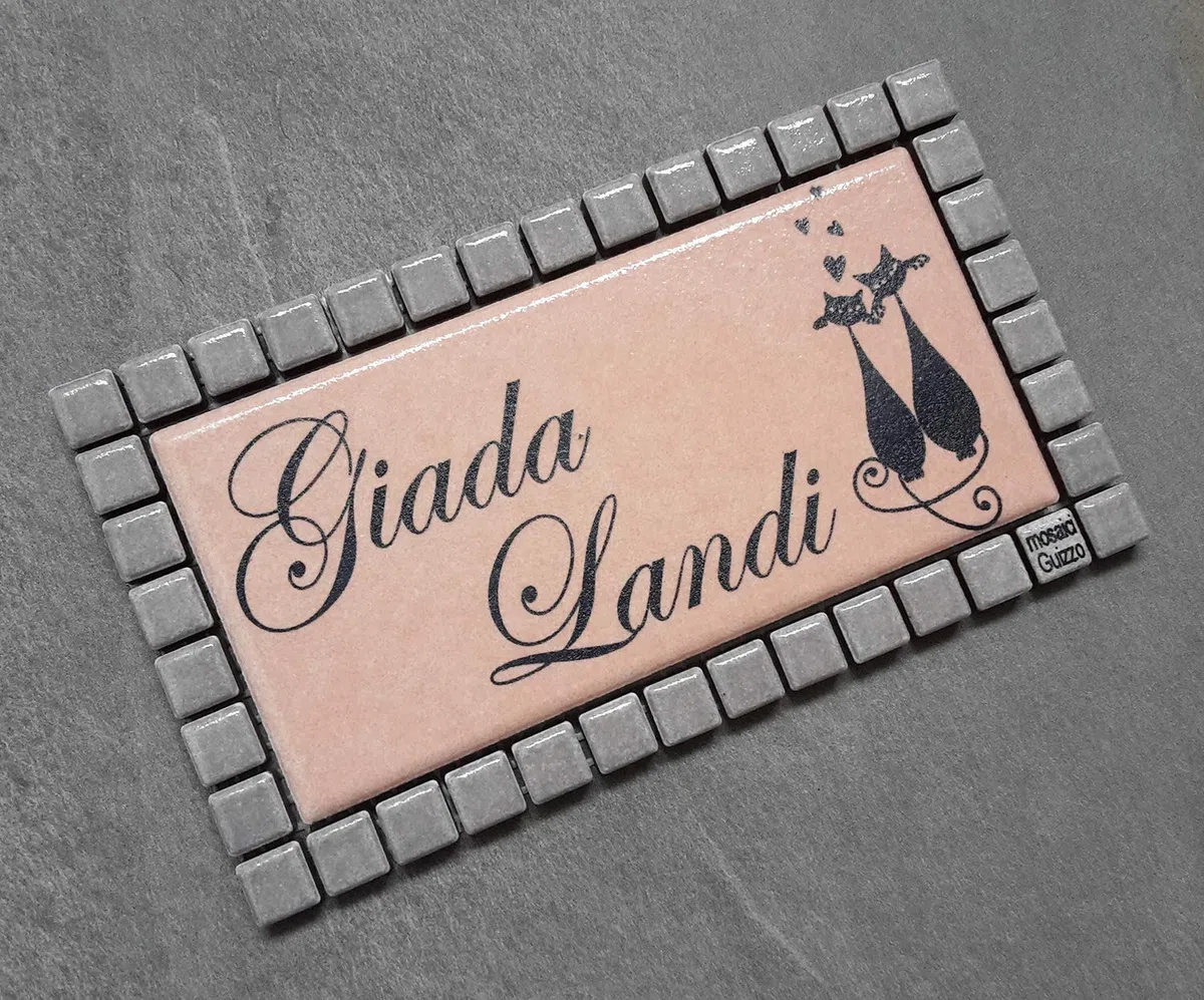 GUIZZO creart - Targa Personalizzata Nomi/Via in Ceramica, Targhetta Personalizzata Modificabile con Cornice Mosaico, Porta Ingresso con Numero Civico Esterno Made in Italy, 17x9.5H cm, Rosa/Grigio