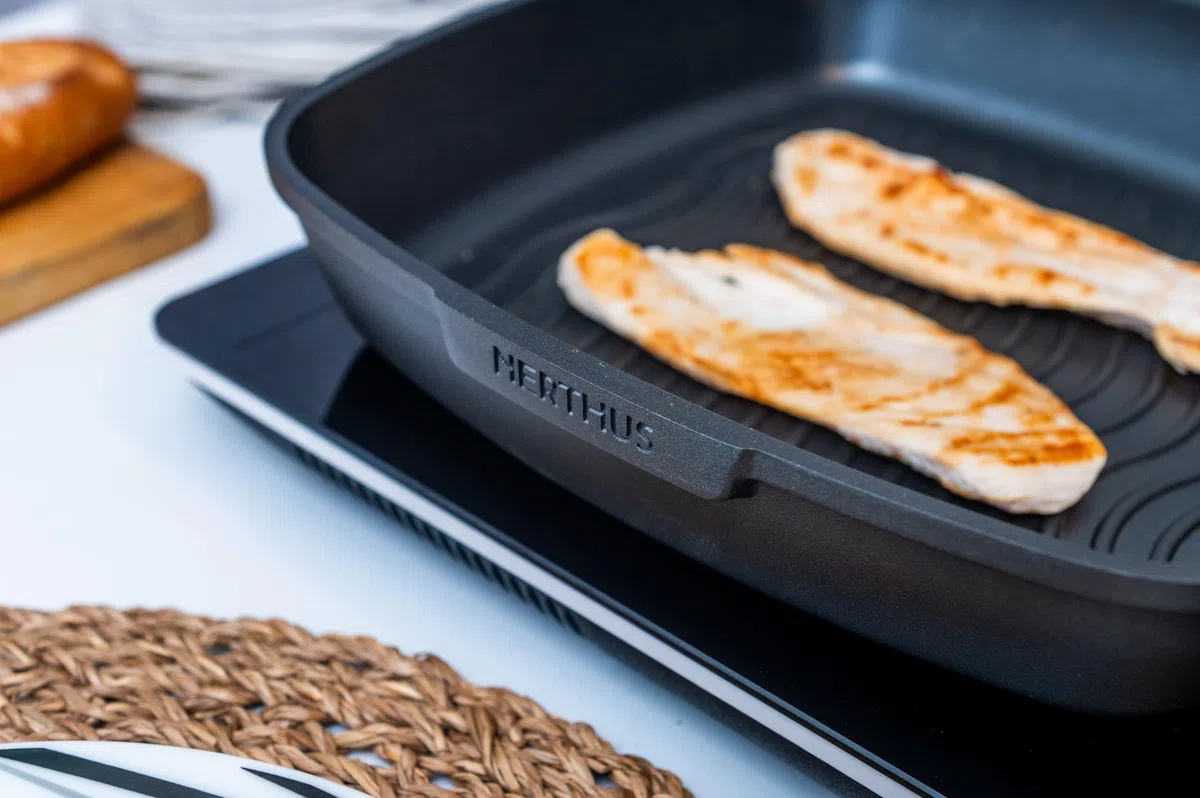 Nerthus FIH 1567 padella grill in alluminio pressofuso con rivestimento antiaderente quantanium adatta a induzione gas e vetroceramica manico ergonomico resistente al calore 28 cm