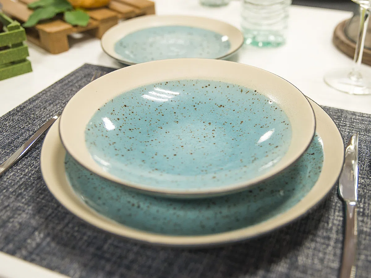 H&H Mimosa Set 6 Piatti Piani in Ceramica Stoneware, 26.5 cm, Azzurro con Decoro ad Effetto Pennello e Bordo Avorio – Lavabili in Lavastoviglie, Utilizzabili in Forno a Microonde