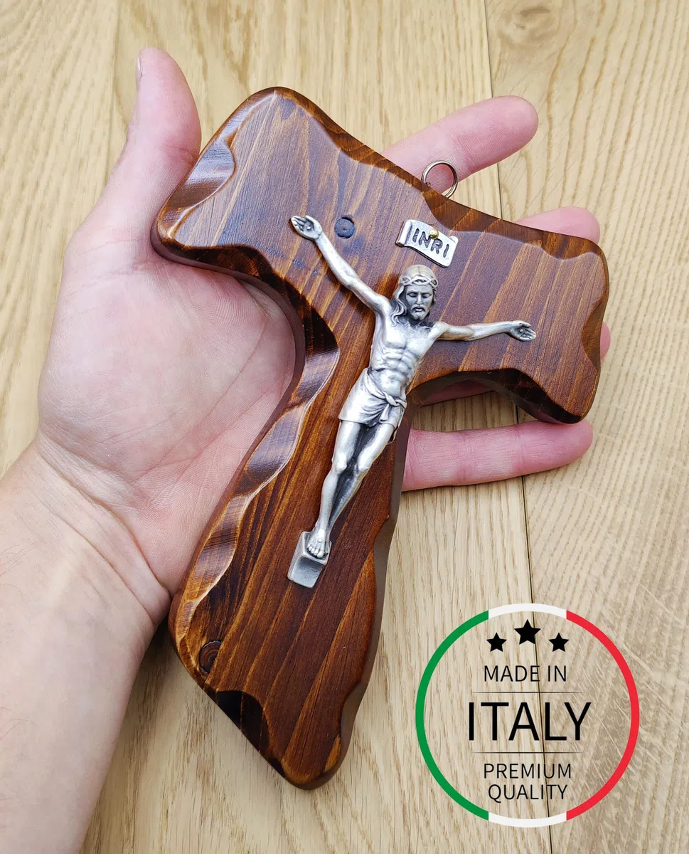 La Balestra Croce Tau da Parete - Artigianale Made in Italy Cristo e INRI Placcati Argento 999 - Crocifissi da Parete in Legno, Cura e Precisione dei dettagli di Gesù Crocifisso - 18x14cm