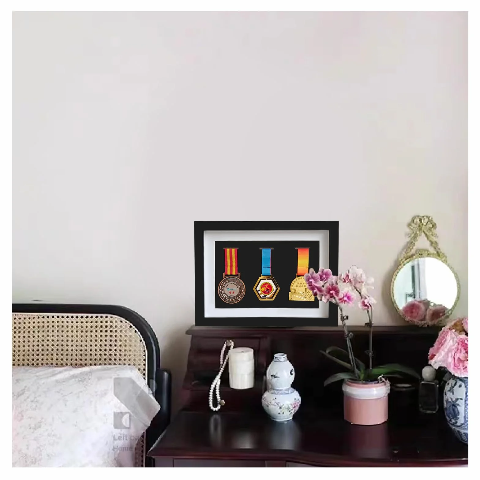 Scatola per medaglie in legno massello, espositore in legno per medaglie e badge d'onore, contenitore per medaglie di maratona, tre medaglie in una cornice nera, cornice 3D profonda per esporre