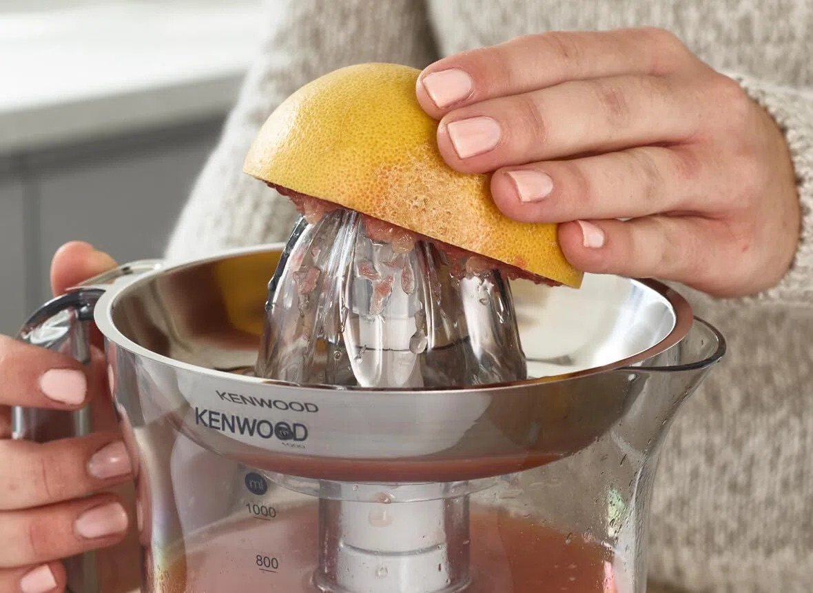 Kenwood JE290A Spremiagrumi elettrico, rotazione a destra e sinistra, base antiscivolo, vano portacavo, capacità caraffa 1L con misuratore graduato, pratico beccuccio, compatto, 40w, Bianco
