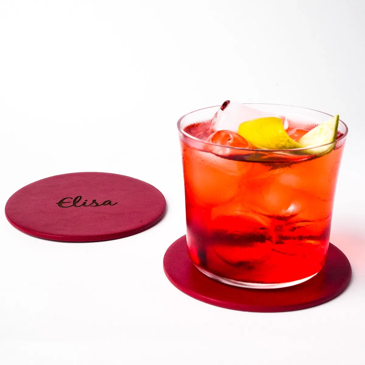 Kidia Sottobicchieri in Similpelle Personalizzati – Set 6 (Ø 10 cm) – Incisione Laser Nomi – 3 Strati Premium, Impermeabili, Eco-Sostenibili – Accessori Bar, Casa, Regalo (6, Rosso)