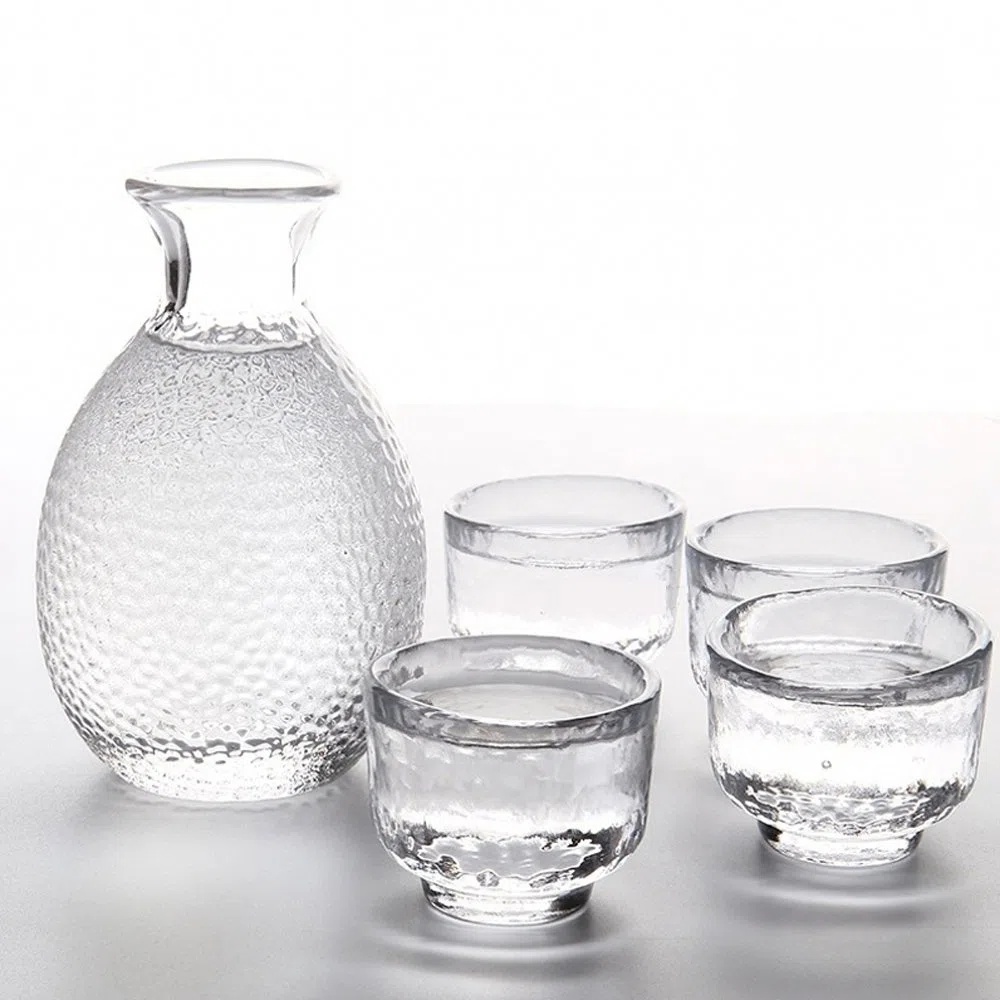 Vetro Impostato di Sake di 5 pezzi, 300ml bottiglia di sake e 4 Tazze di Sake (40 ml Ciascuno), Set Bicchiere da Vino per Servizio Sake Caldo/Freddo, Set di Sake in Vetro Giapponese