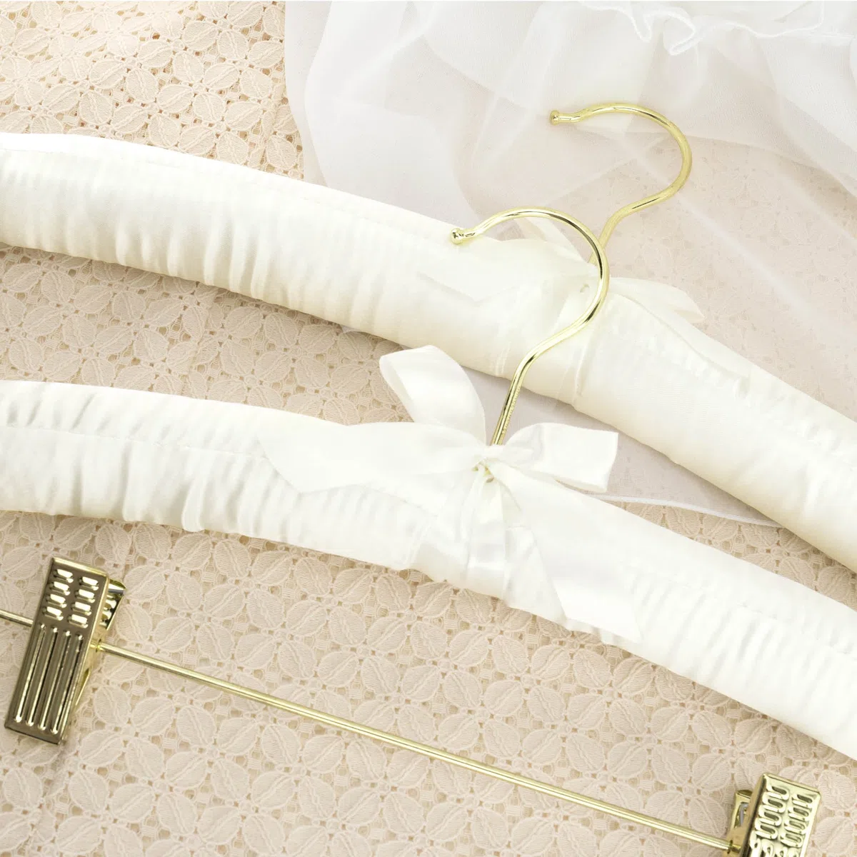 Hangerworld 5 grucce 43 cm Foderato in Raso Avorio Pinzette Pantaloni e Bottoni Antiscivolo Spalline