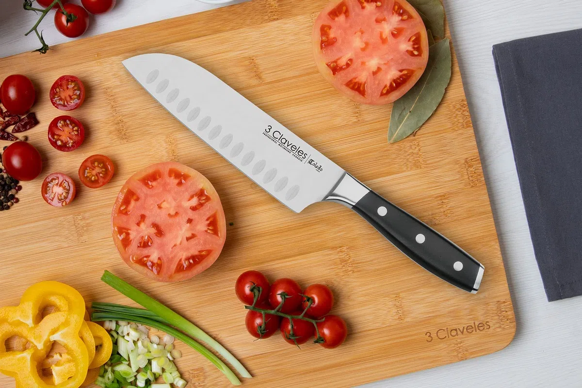 3 Claveles - Coltello Giapponese Santoku da Cucina | Coltelli da Cucina Professionali Multiuso. Coltello Santoku Coltello Carne Pesce Verdure. Affilato e per Cucina Professionale (18cm - 7”)