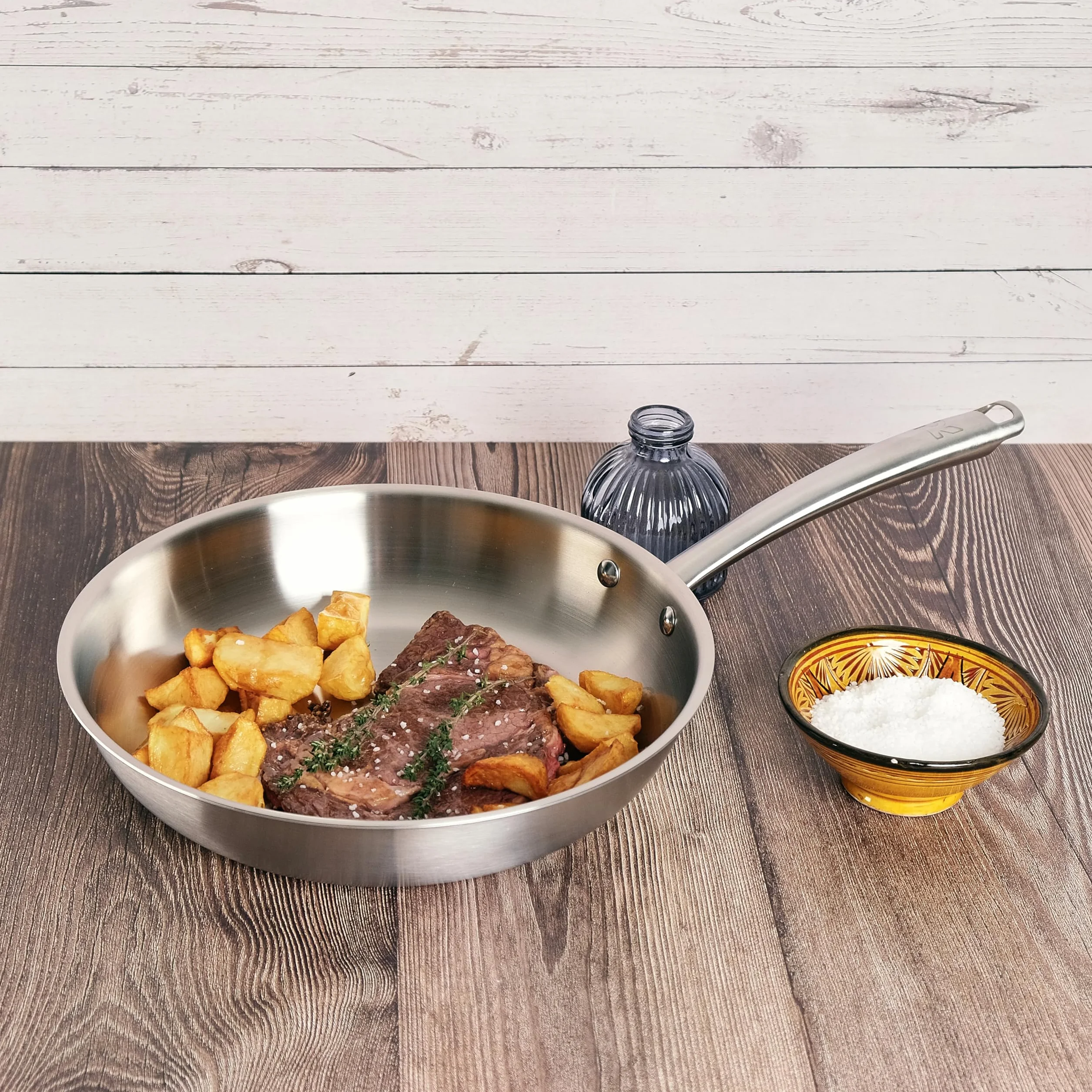 KAMBERG - Padella Ø24 cm in acciaio inossidabile 18/10 Triply - Senza PFAS - Tutti i fornelli inclusi induzione e forno - 0008271