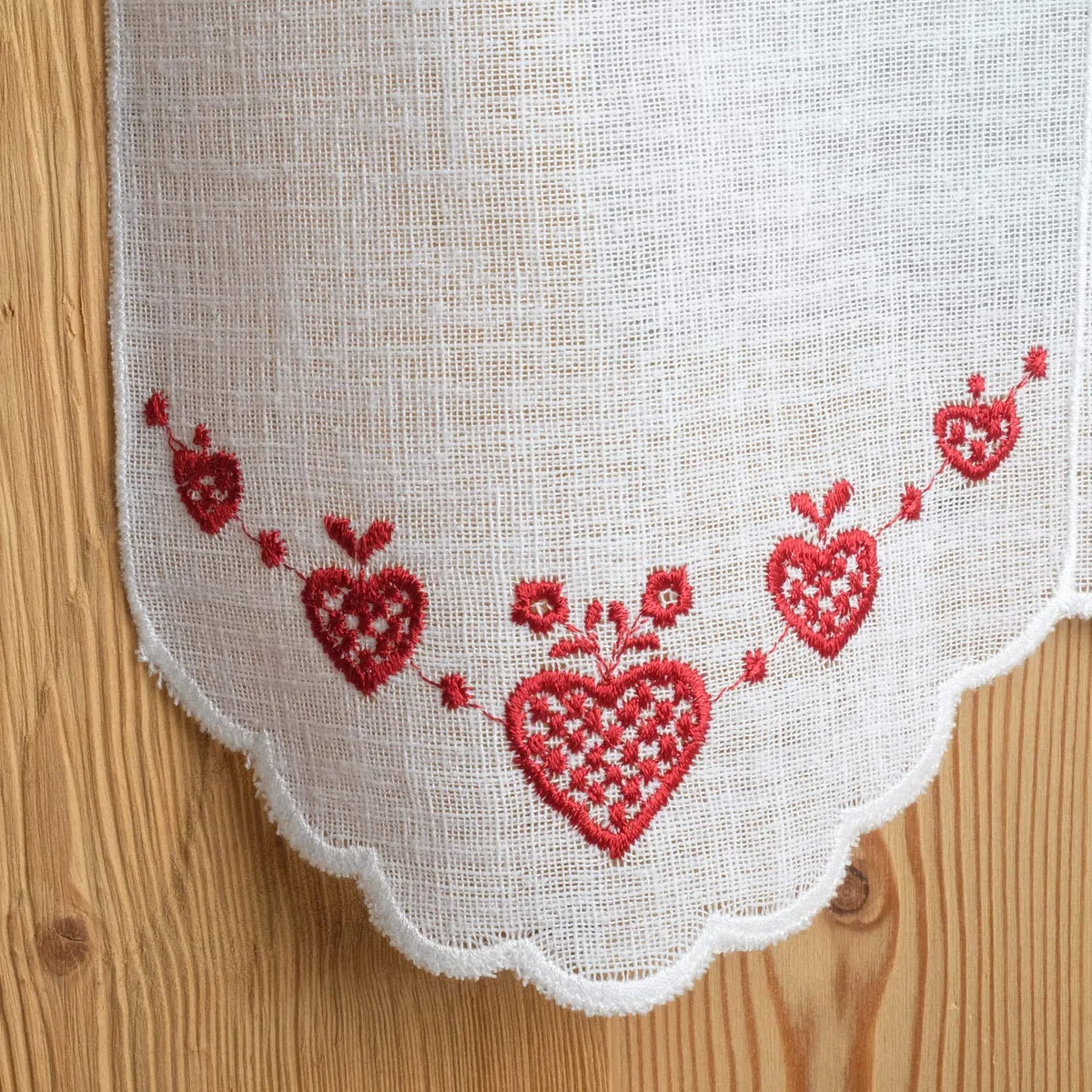 Gaidra Tendina A Vetro in Stile Tirolese su Misura, Ricamo Fantasia Cuori-CINI con Botton-cini– 5681, Colore Rosso, 64 larg. x 90 Alt. cm