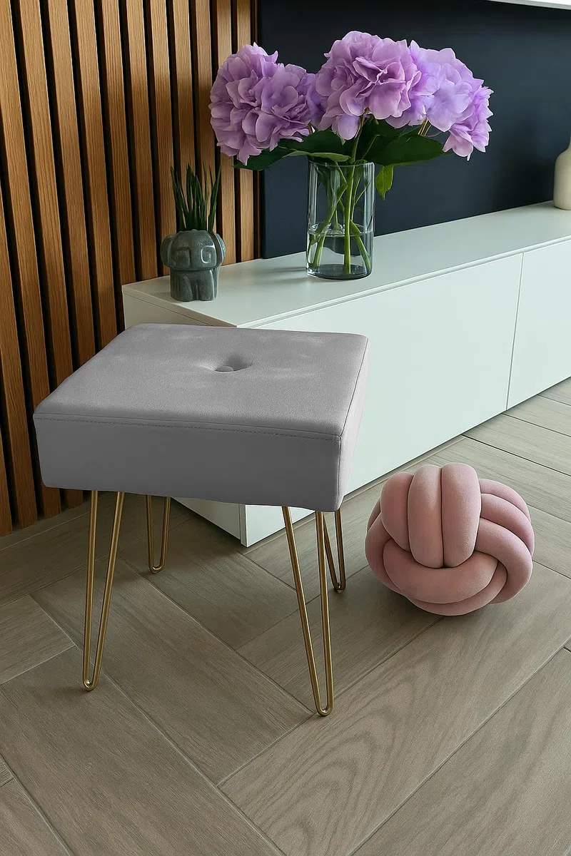 Pouf Sgabello Poggiapiedi Moderno in Velluto con Gambe in Metallo Dorato – Seduta Decorativa per Camera da Letto, Salotto o Ingresso. Grigio, Beige, Marrone, Rosa (Grigio chiaro)