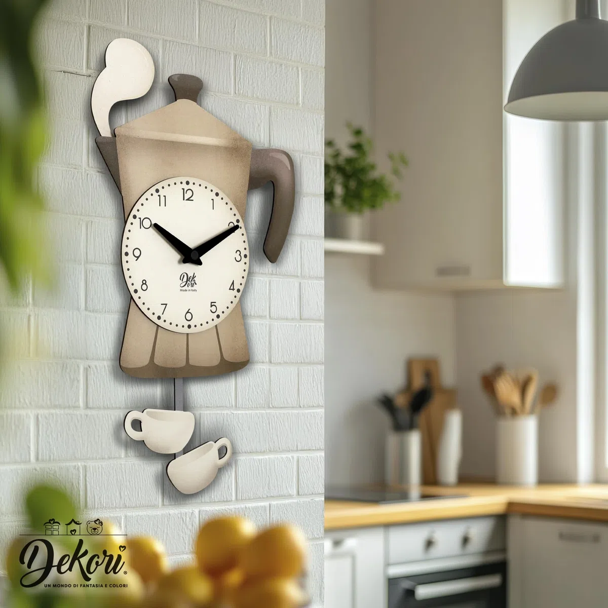 DEKORI Orologio a Pendolo da Parete Mochina – Design Tema Caffè con Tazzina e Fumo in Rilievo – 26x46 cm – Decorativo per Cucina