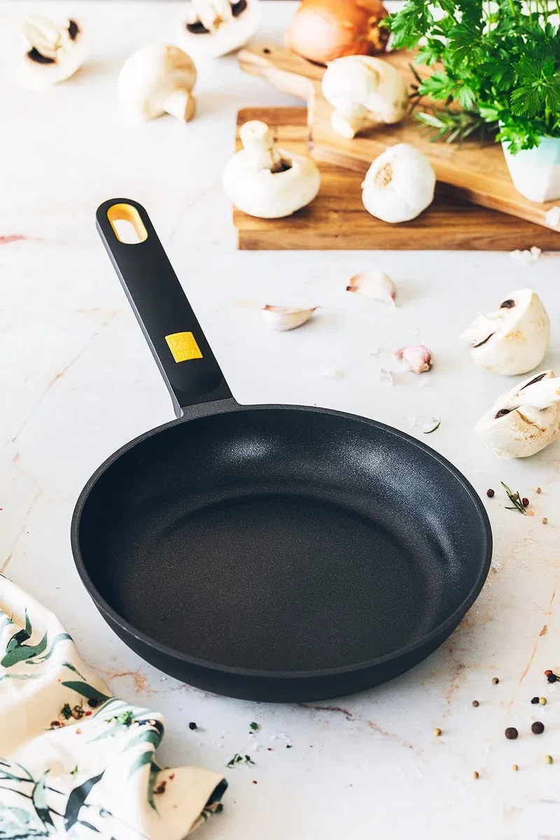 BRA Daily Pro - Padella antiaderente in alluminio, 30 cm, per piano cottura a induzione e tutte le altre fonti di calore, 100% alluminio riciclato, grande padella a induzione.