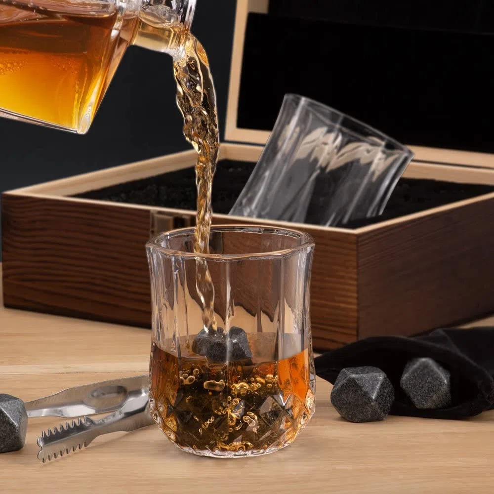 Maverton Set di Pietre da Whisky - cofanetto con incisione personalizzata - 8 cubetti di ghiaccio + 2 bicchieri - in granito - riutilizzabili - idea regalo uomo - regalo di Natale - testimone