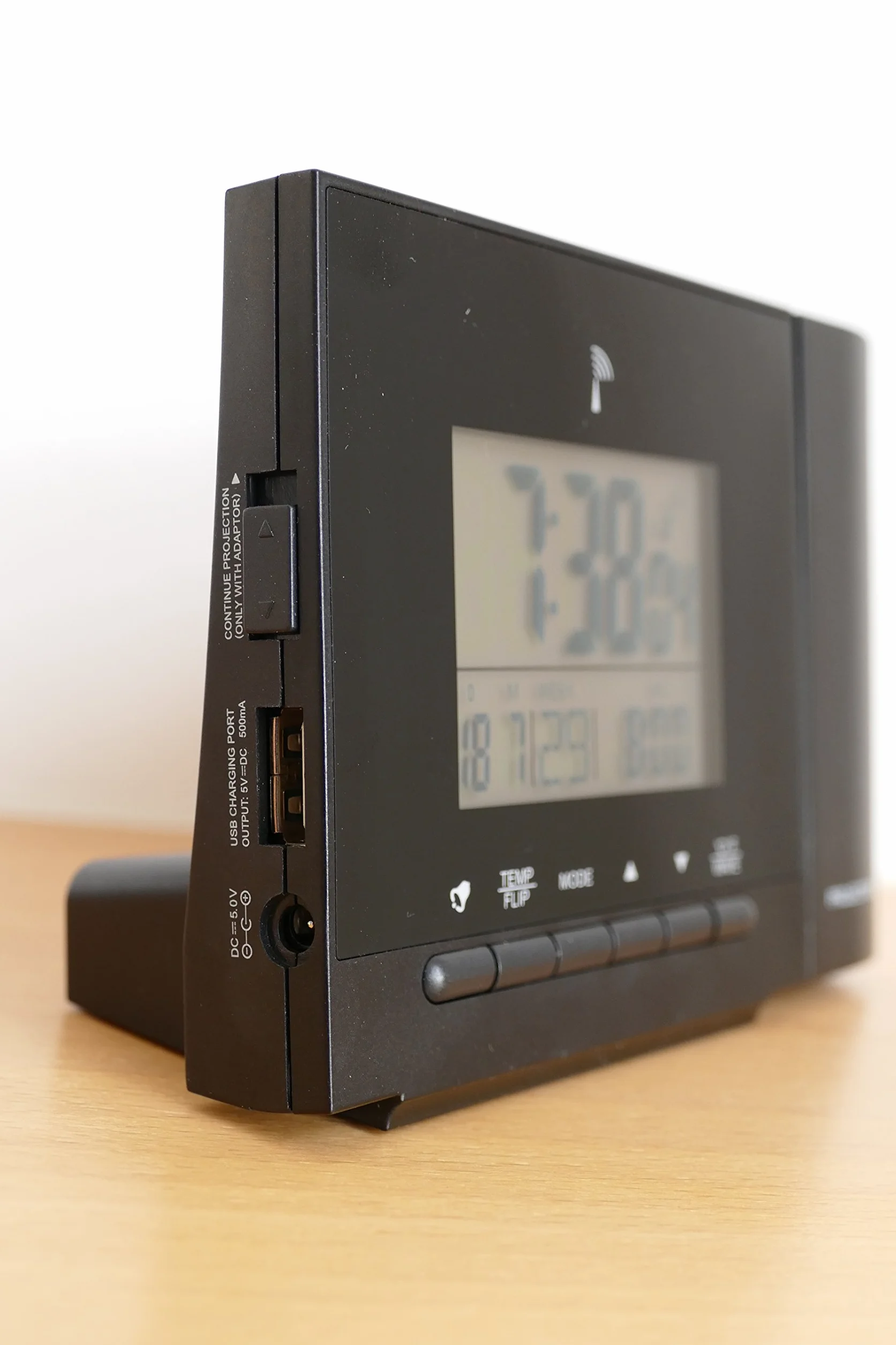 TFA Dostmann Sveglia con proiettore soffitto radio Dostmann, 60.5013.01, proiezione di ora/temperatura, due orari di allarme, funzione di ricarica per dispositivi mobili, nero