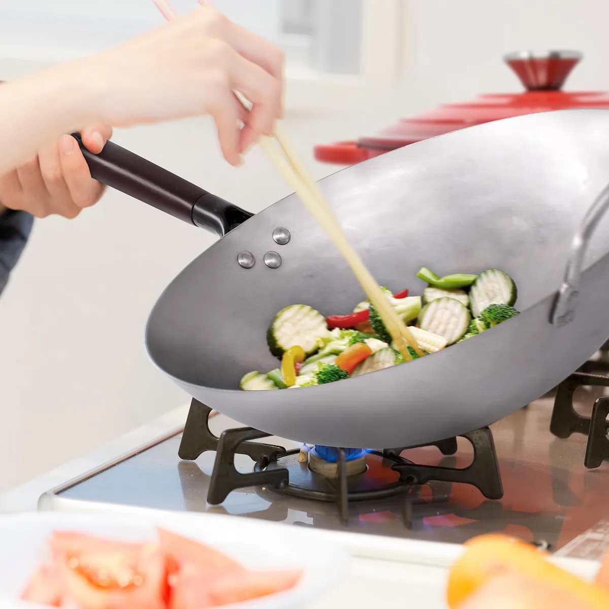 Joeji's Kitchen Wok in acciaio al carbonio 35 cm - Fondo tondo - Manico in legno rimovibile - Stile tradizionale martellato a mano - Padella Wok cinese robusta e pesante - Perfetta per piatti asiatici