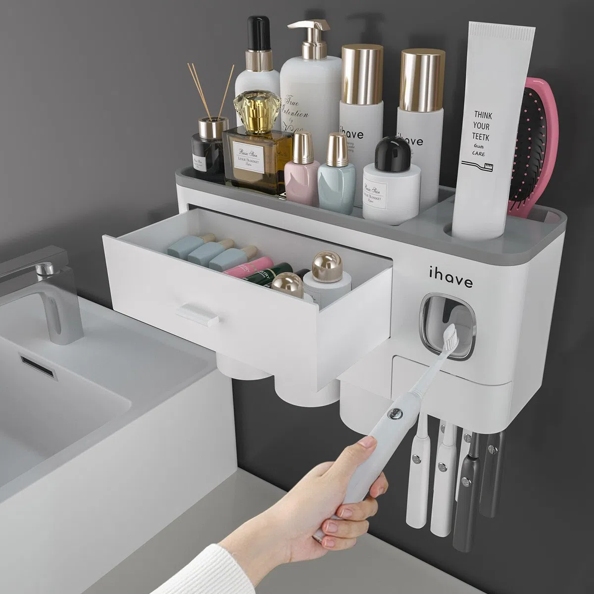 iHave Porta Spazzolino Elettrico da Muro con Dispenser Dentifricio e 3 Bicchieri – Design Bianco Classico per l'Arredo del Bagno, Organizer Bagno Tutto-in-Uno per Spazzolini e Accessori