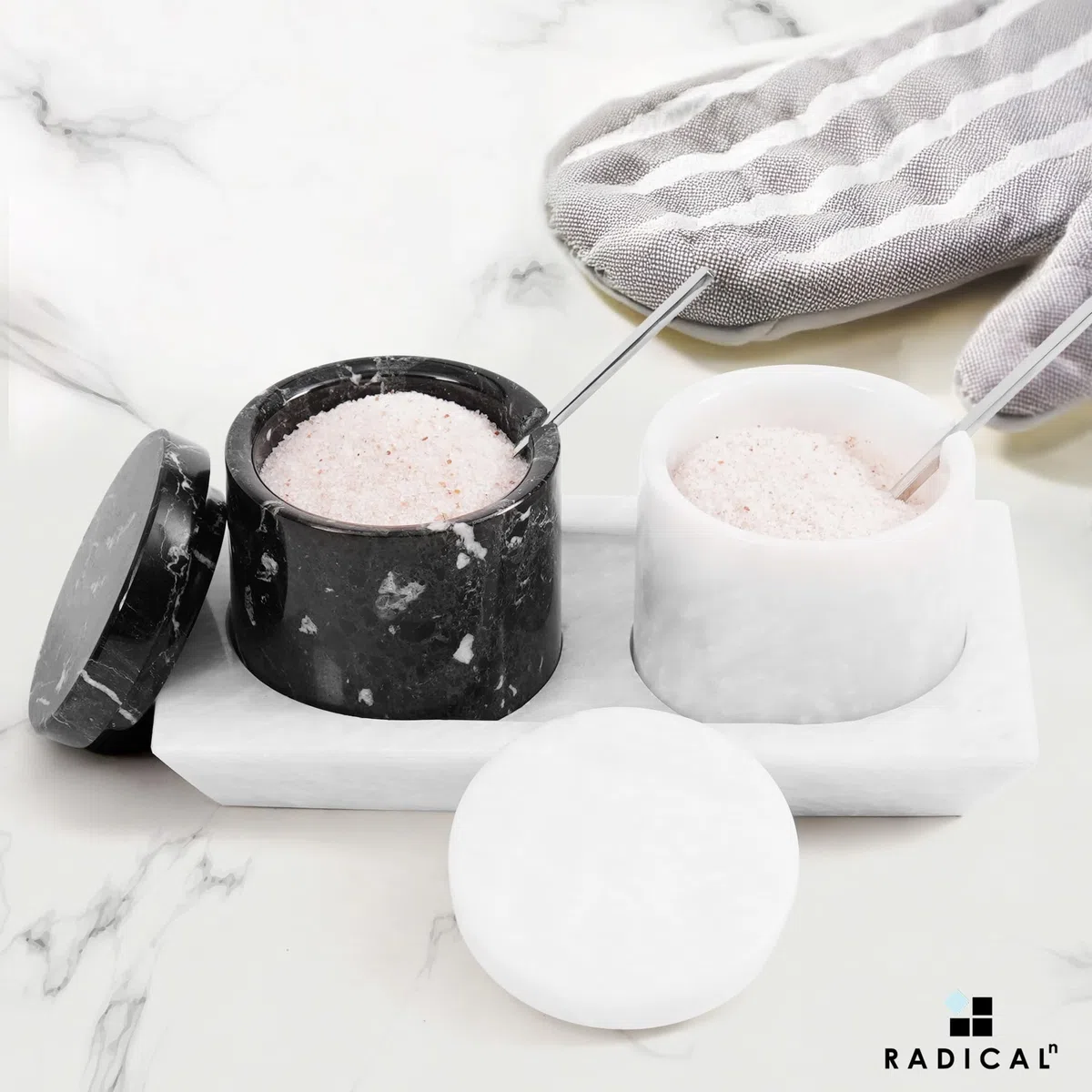 Radicaln Saliera in marmo con coperchio, realizzata a mano in bianco e nero, set di 2 contenitori per sale e pepe con vassoio in marmo - Contenitori per spezie e sale