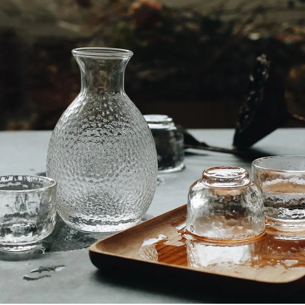 Vetro Impostato di Sake di 5 pezzi, 300ml bottiglia di sake e 4 Tazze di Sake (40 ml Ciascuno), Set Bicchiere da Vino per Servizio Sake Caldo/Freddo, Set di Sake in Vetro Giapponese