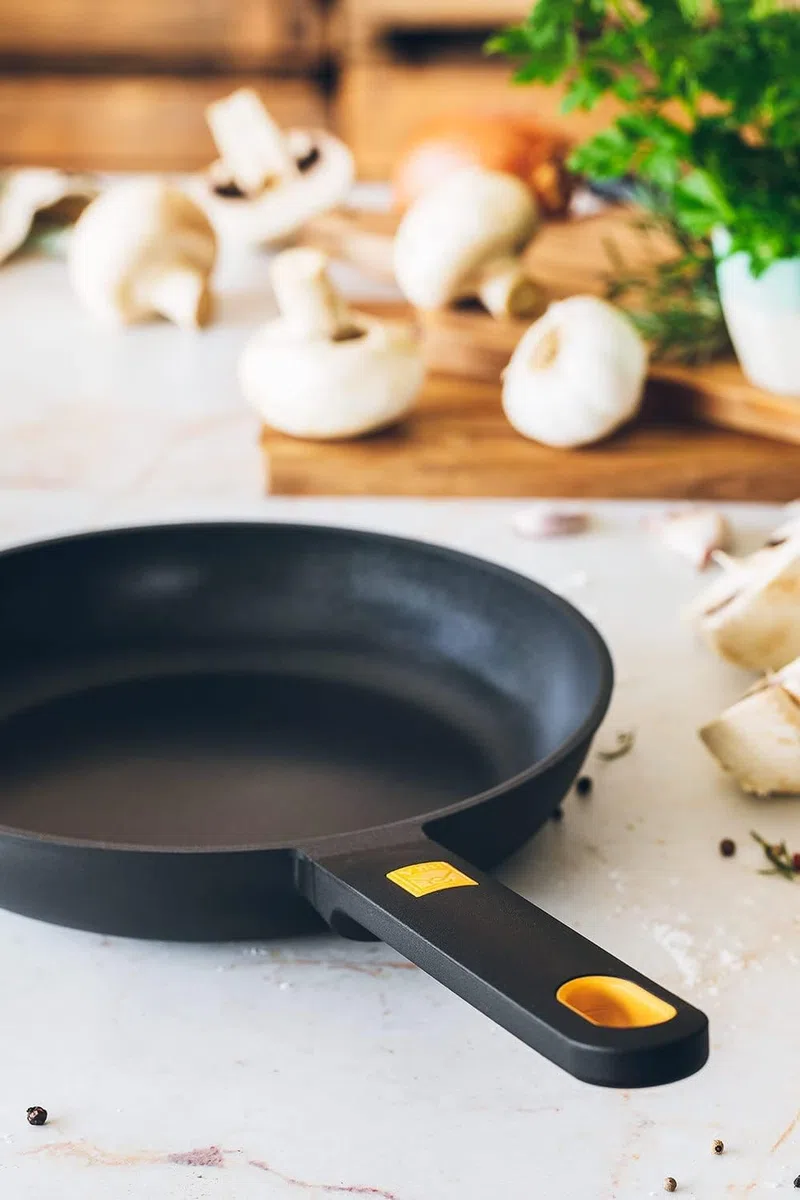 BRA Daily Pro - Padella antiaderente in alluminio, 30 cm, per piano cottura a induzione e tutte le altre fonti di calore, 100% alluminio riciclato, grande padella a induzione.