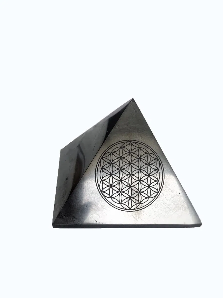 KASHU Shungite direttamente dalla Carelia: Piramide 10 cm Fiore della Vita Lucido